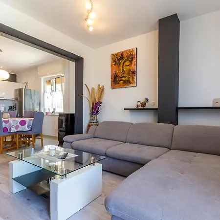 3 Bedroom Amazing Apartment In Jesenice Jesenice (Split-Dalmatia)