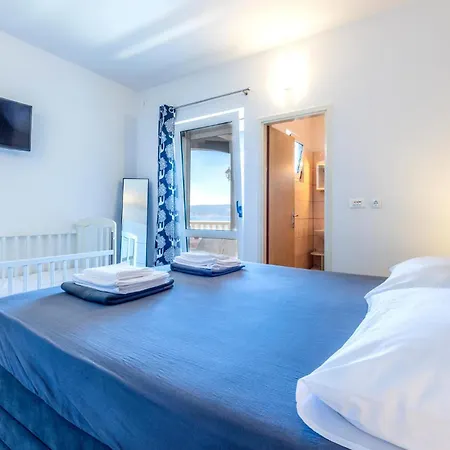 Apartment 3 Bedroom Amazing Apartment In Jesenice Jesenice (Split-Dalmatia)