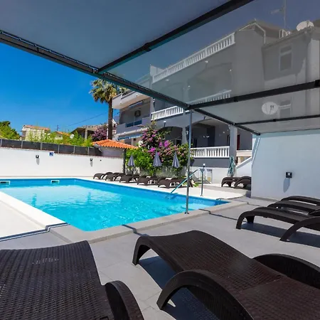 3 Bedroom Amazing Apartment In Jesenice Jesenice (Split-Dalmatia)