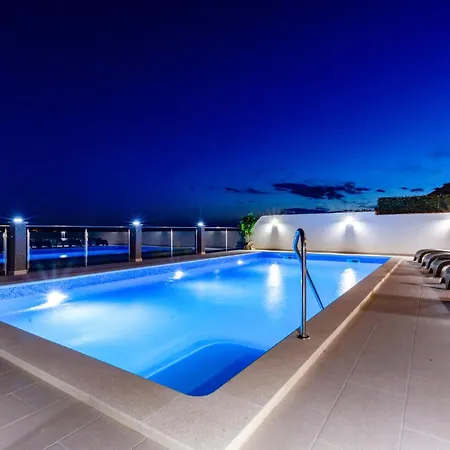 Apartment 3 Bedroom Amazing Apartment In Jesenice Jesenice (Split-Dalmatia)