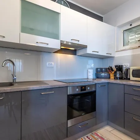 3 Bedroom Amazing Apartment In Jesenice Jesenice (Split-Dalmatia)